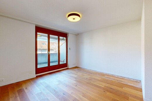 pièce vide avec inside property, sol en finition bois, wood finish floor, lumière naturelle, et natural light