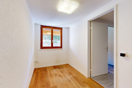 pièce vide avec textured wall, mur texturé, wood finish floor, sol en finition bois, et inside property