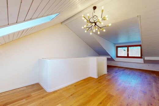 pièce vide avec lustre remarquable, sol en finition bois, wood finish floor, inside property, et lumière naturelle