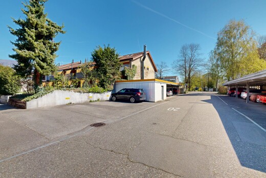 façade avec parking et day time