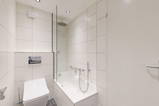 salle de bains avec tile wall, mur en carrelage, salle de bain complète, inside property, et douche-bain combinés