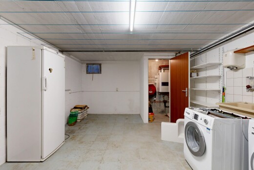 buanderie avec inside property, sous-sol, light floor, cloison sèche, et drywall