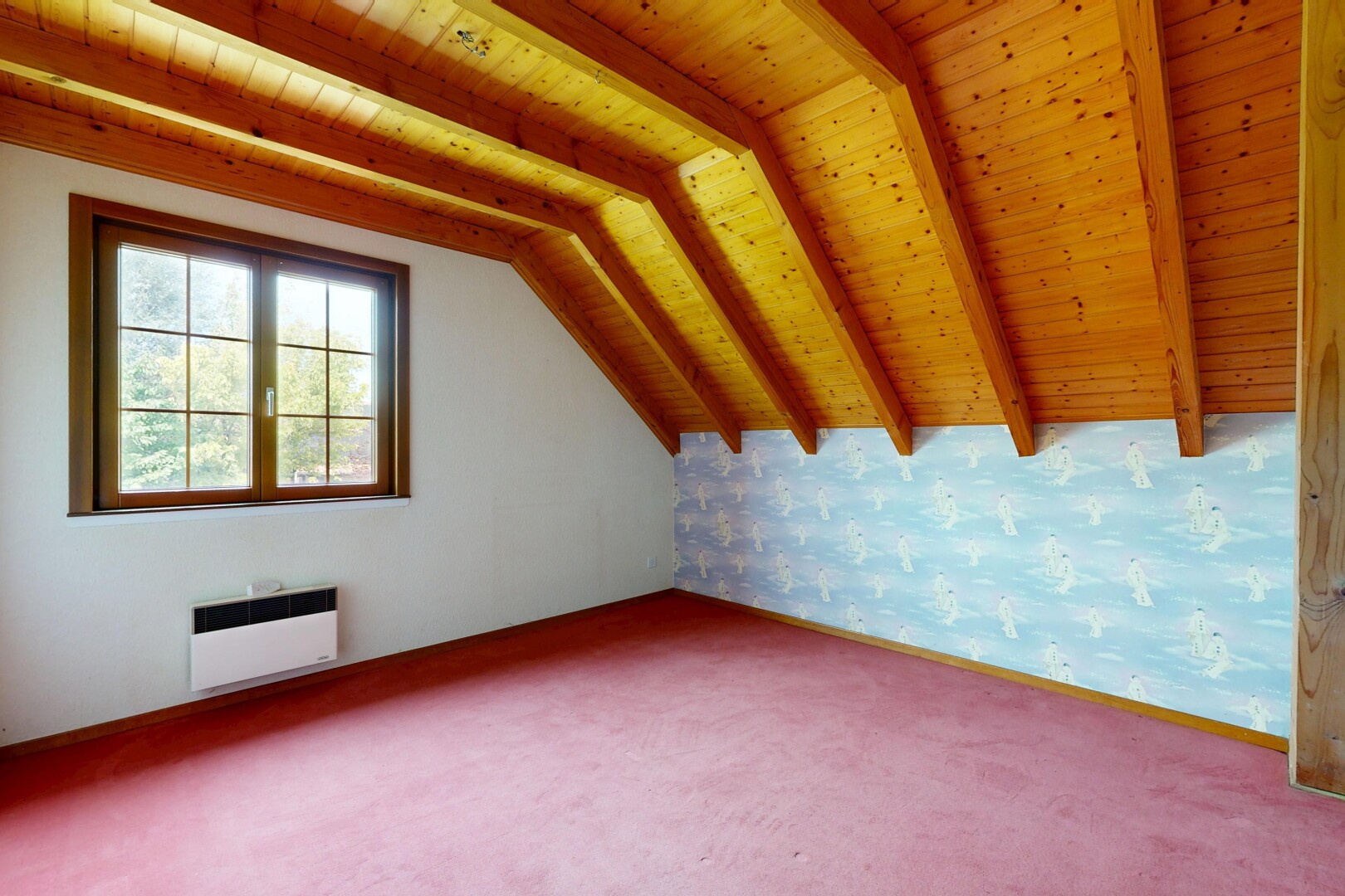 pièce vide avec beamed ceiling, plafond à poutres, wood ceiling, plafond en bois, et wallpaper wall