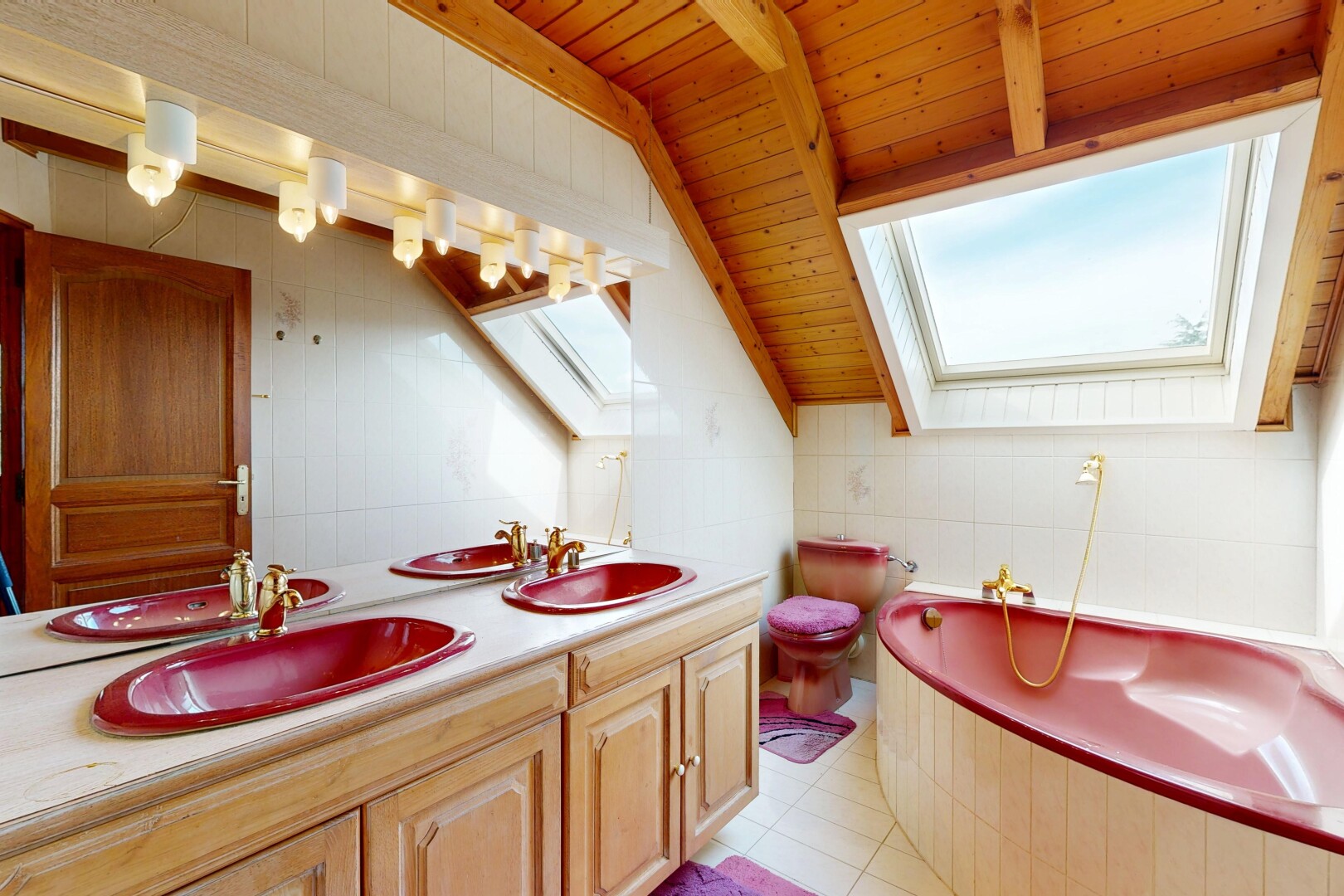salle de bains avec salle de bain complète, bain, puits de lumière, light floor, et évier
