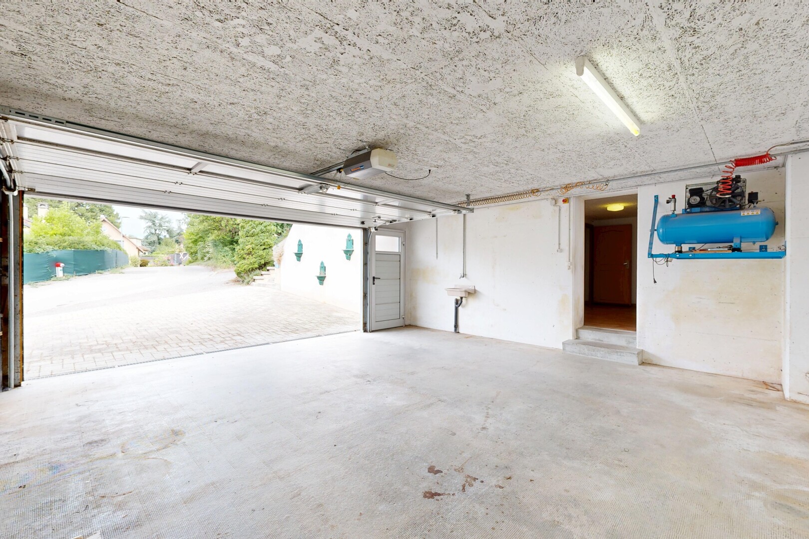 parking avec inside property