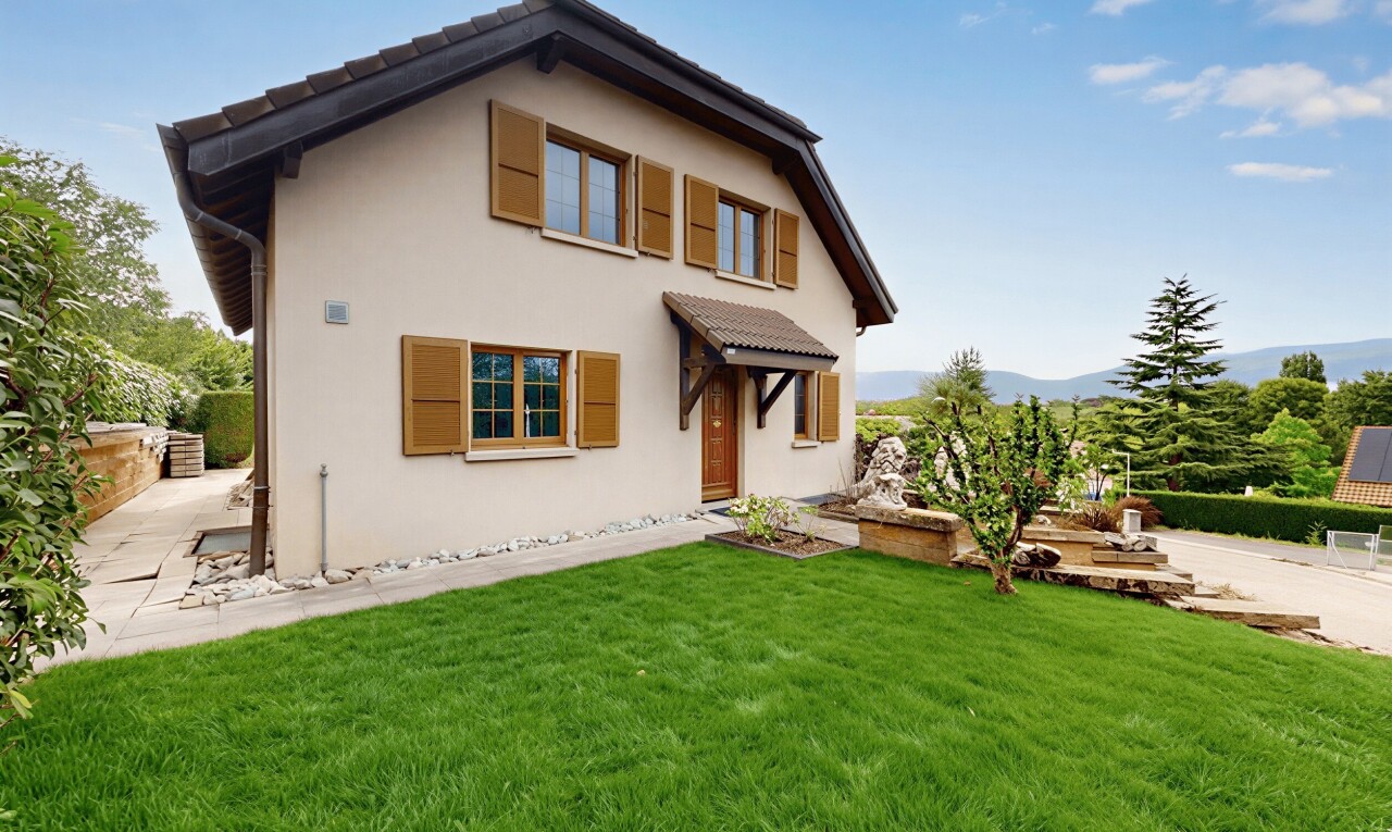 façade avec pelouse, auvent, from property, property visible, et bardage en stuc