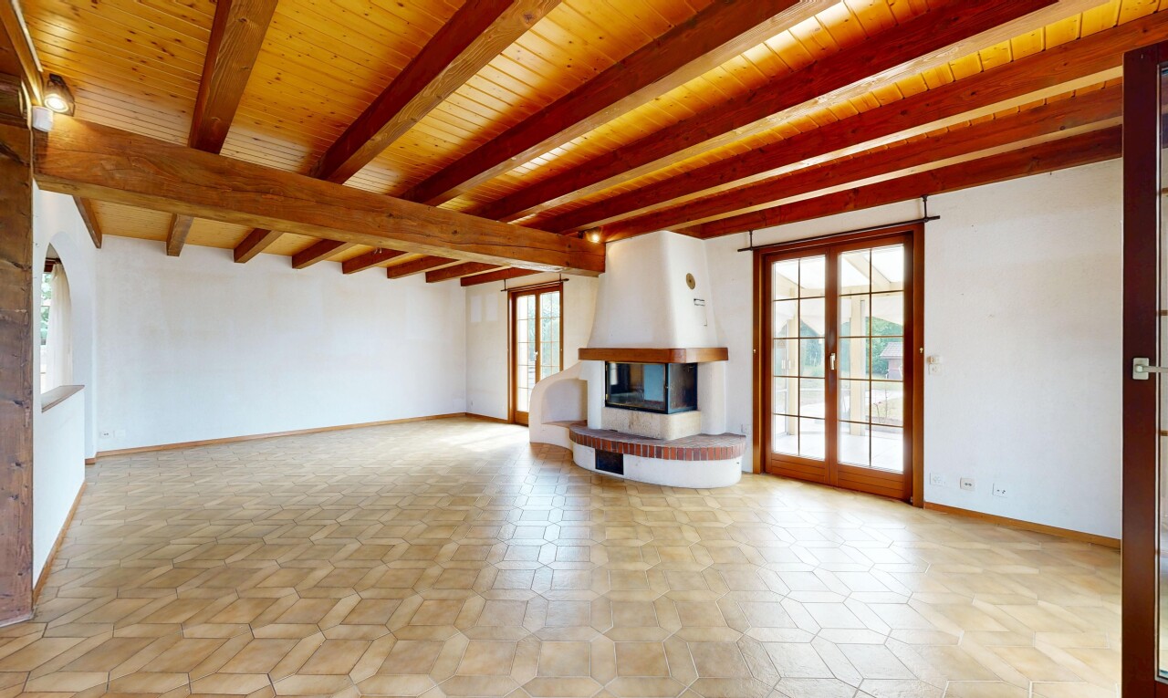 salon avec cheminée, beamed ceiling, plafond à poutres, baseboards wall, et plinthes murales