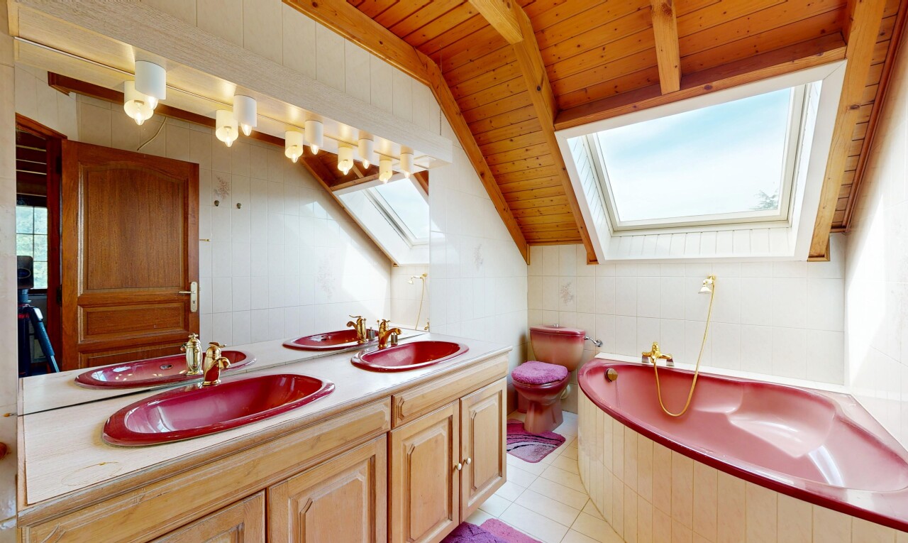 salle de bains avec salle de bain complète, bain, puits de lumière, light floor, et évier