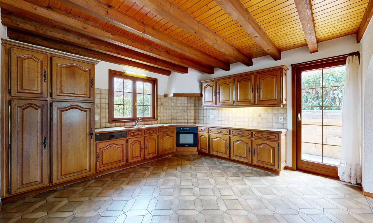 cuisine avec medium brown cabinets, armoires marron moyen, backsplash, dosseret, et hotte