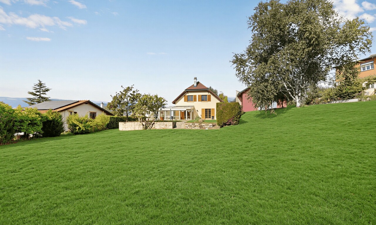 jardin avec pelouse, property visible, et day time
