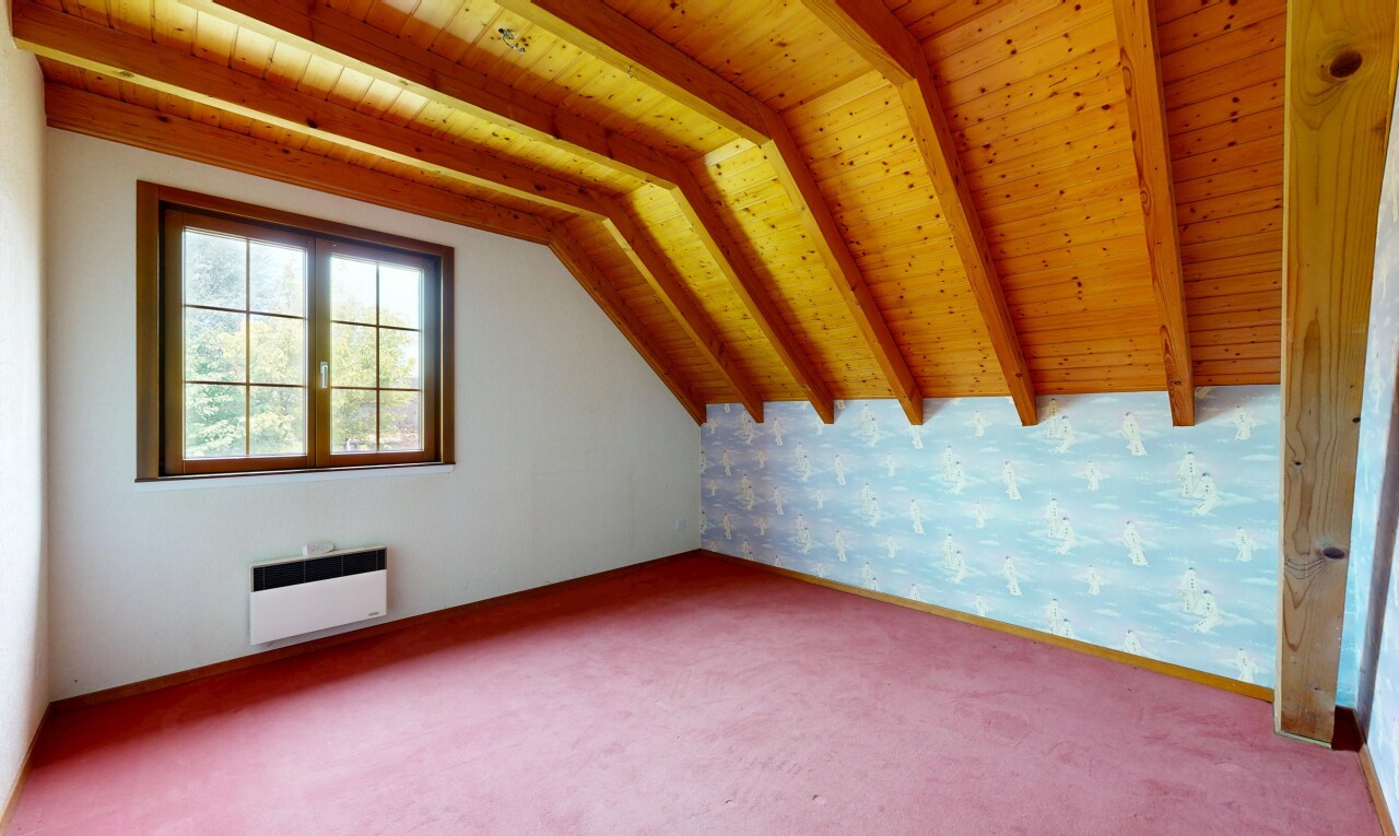 pièce vide avec beamed ceiling, plafond à poutres, wood ceiling, plafond en bois, et wallpaper wall