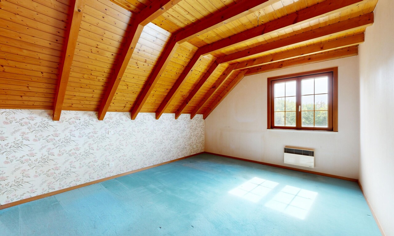 pièce vide avec plafond à poutres, beamed ceiling, plafond en bois, wood ceiling, et pièce supplémentaire