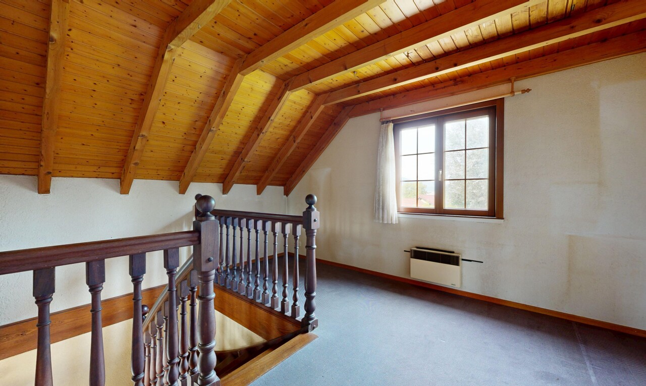escaliers avec beamed ceiling, plafond à poutres, wood ceiling, plafond en bois, et escaliers