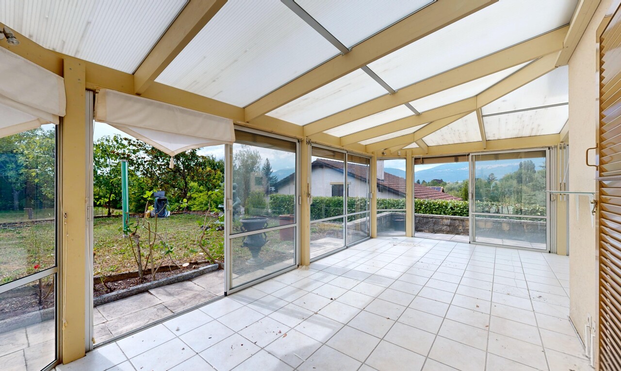 terrasse avec véranda et from property