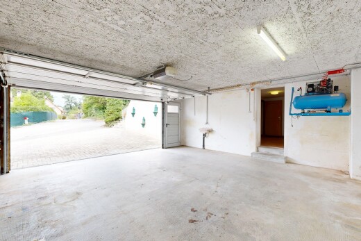 parking avec inside property