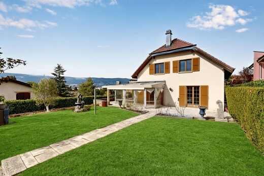 façade avec pelouse, from property, property visible, toit en tuiles, et day time