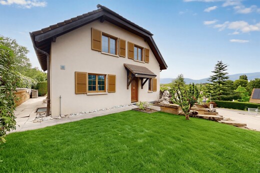 façade avec pelouse, auvent, from property, property visible, et bardage en stuc