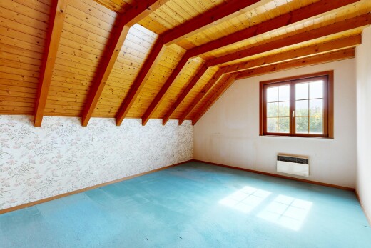 pièce vide avec plafond à poutres, beamed ceiling, plafond en bois, wood ceiling, et pièce supplémentaire