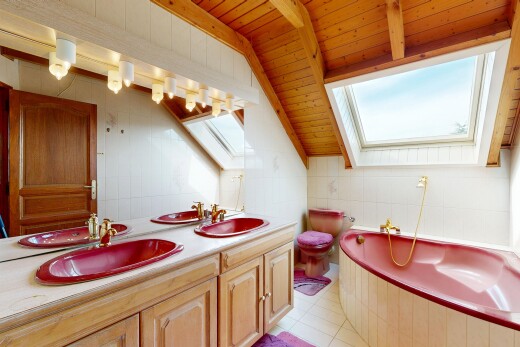 salle de bains avec salle de bain complète, bain, puits de lumière, light floor, et évier