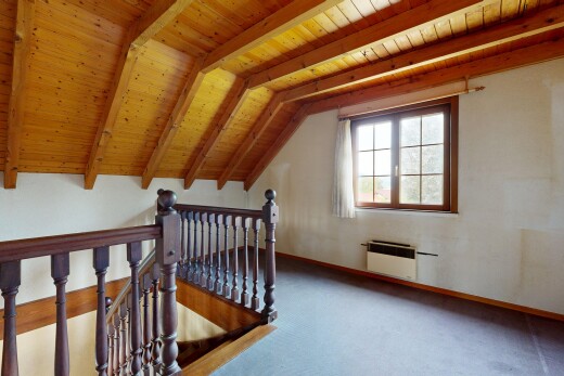 escaliers avec beamed ceiling, plafond à poutres, wood ceiling, plafond en bois, et escaliers