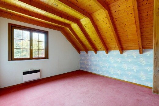 pièce vide avec beamed ceiling, plafond à poutres, wood ceiling, plafond en bois, et wallpaper wall