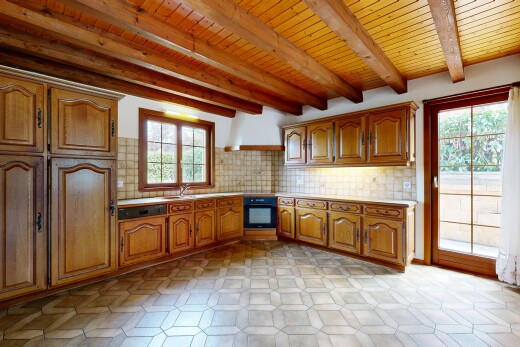 cuisine avec medium brown cabinets, armoires marron moyen, backsplash, dosseret, et hotte