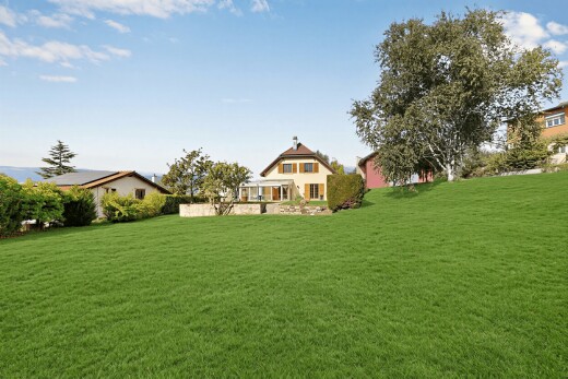 jardin avec pelouse, property visible, et day time