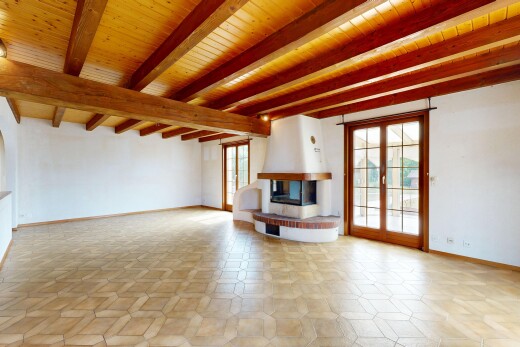 salon avec cheminée, beamed ceiling, plafond à poutres, baseboards wall, et plinthes murales