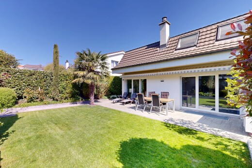außenansicht mit from property, terrasse, rasen, day time, und schornstein