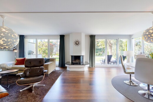 wohnzimmer mit holzfußboden, wood finish floor, inside property, natürliches licht, und natural light