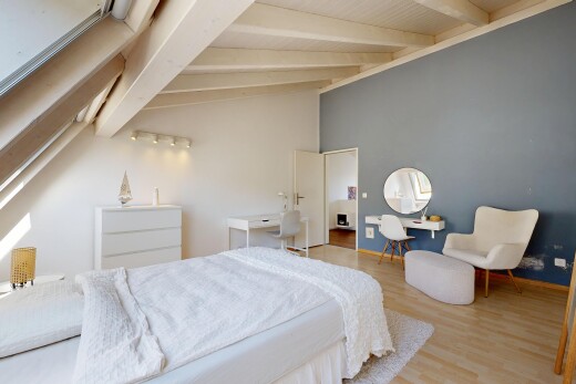 zimmer / schlafzimmer mit inside property, holzfußboden, wood finish floor, dachschräge, und vaulted ceiling