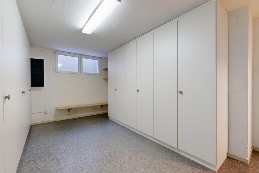 zimmer / schlafzimmer mit keller, inside property, natural light, natürliches licht, und low ceiling