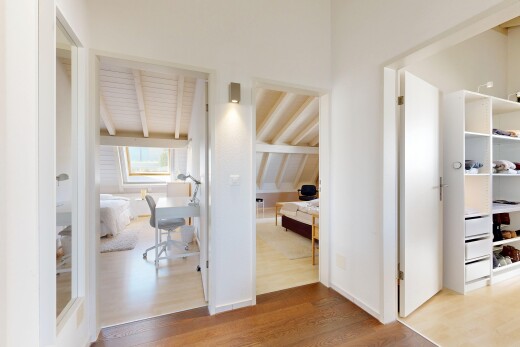 couloir avec espace bureau, inside property, wood finish floor, sol en finition bois, et natural light