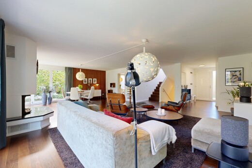 wohnzimmer mit treppen, inside property, wood finish floor, holzfußboden, und natural light