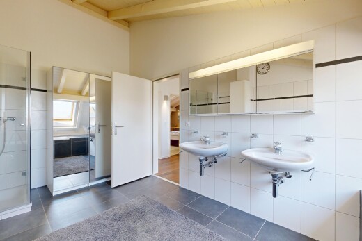 salle de bains avec miroir, deux éviers simples, salle de bain complète, vaulted ceiling, et plafond voûté