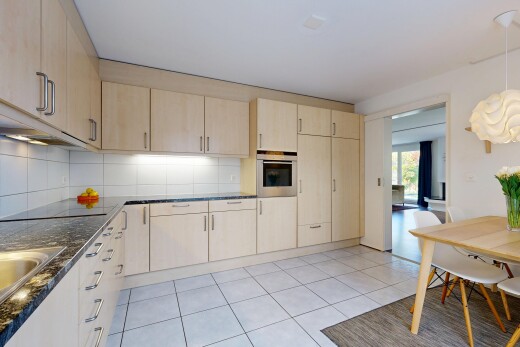 küche mit light brown cabinets, hellbraune schränke, dark countertops, küchenrückwand beim herd, und küchenrückwand beim Herd