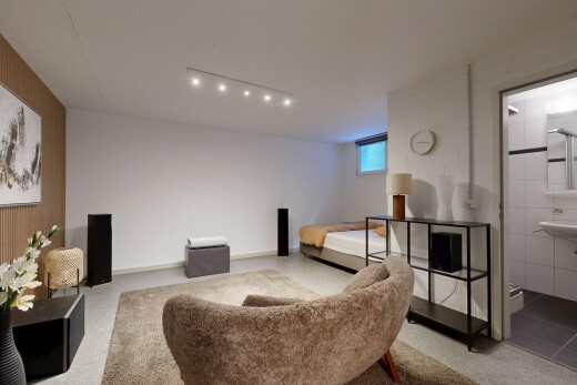 salon avec sous-sol, inside property, natural light, lumière naturelle, et drywall