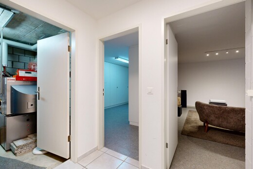 halle / korridor mit drywall, gipskartonwand, inside property, light floor, und carpet
