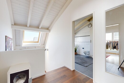 pièce vide avec sol en finition bois, wood finish floor, cloison sèche, drywall, et plafond à poutres