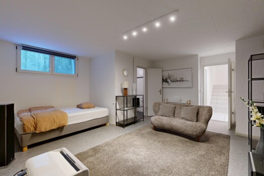 zimmer / schlafzimmer mit inside property, carpet, teppich, virtually staged, und drywall