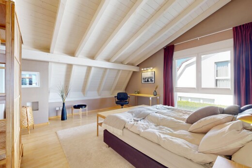 zimmer / schlafzimmer mit beamed ceiling, balkendecke, wood finish floor, holzfußboden, und inside property