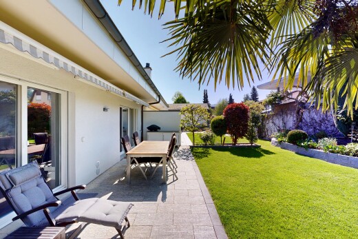 terrasse mit rasen, terrasse, from property, markise, und essbereich im freien