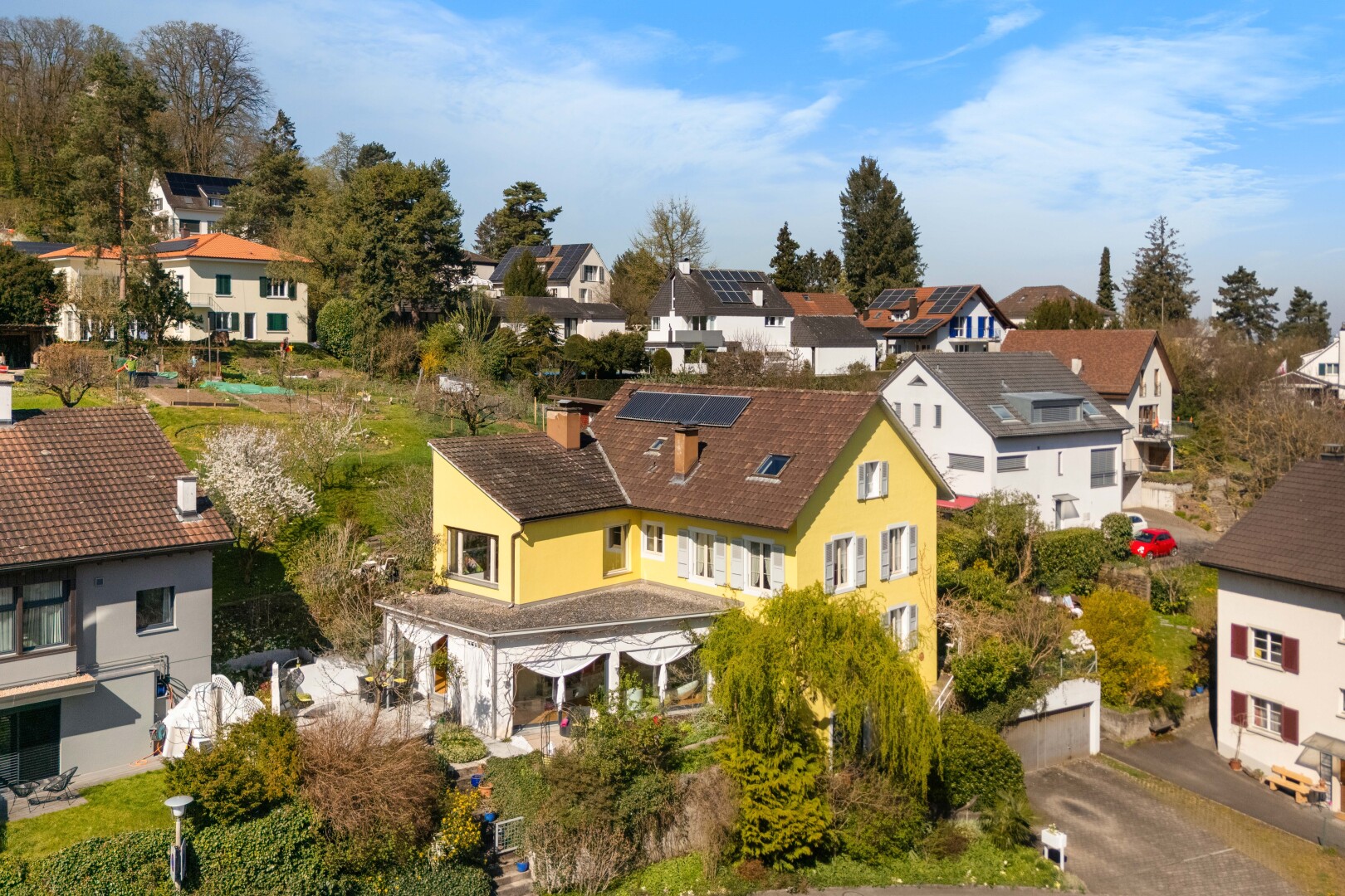 façade avec cheminée et vue résidentielle