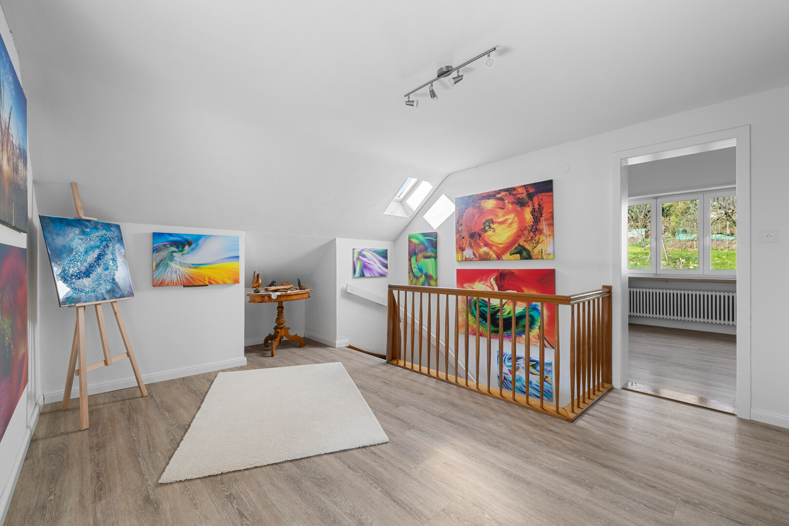 espace intérieur avec sol en finition bois, radiateur, et cloison sèche