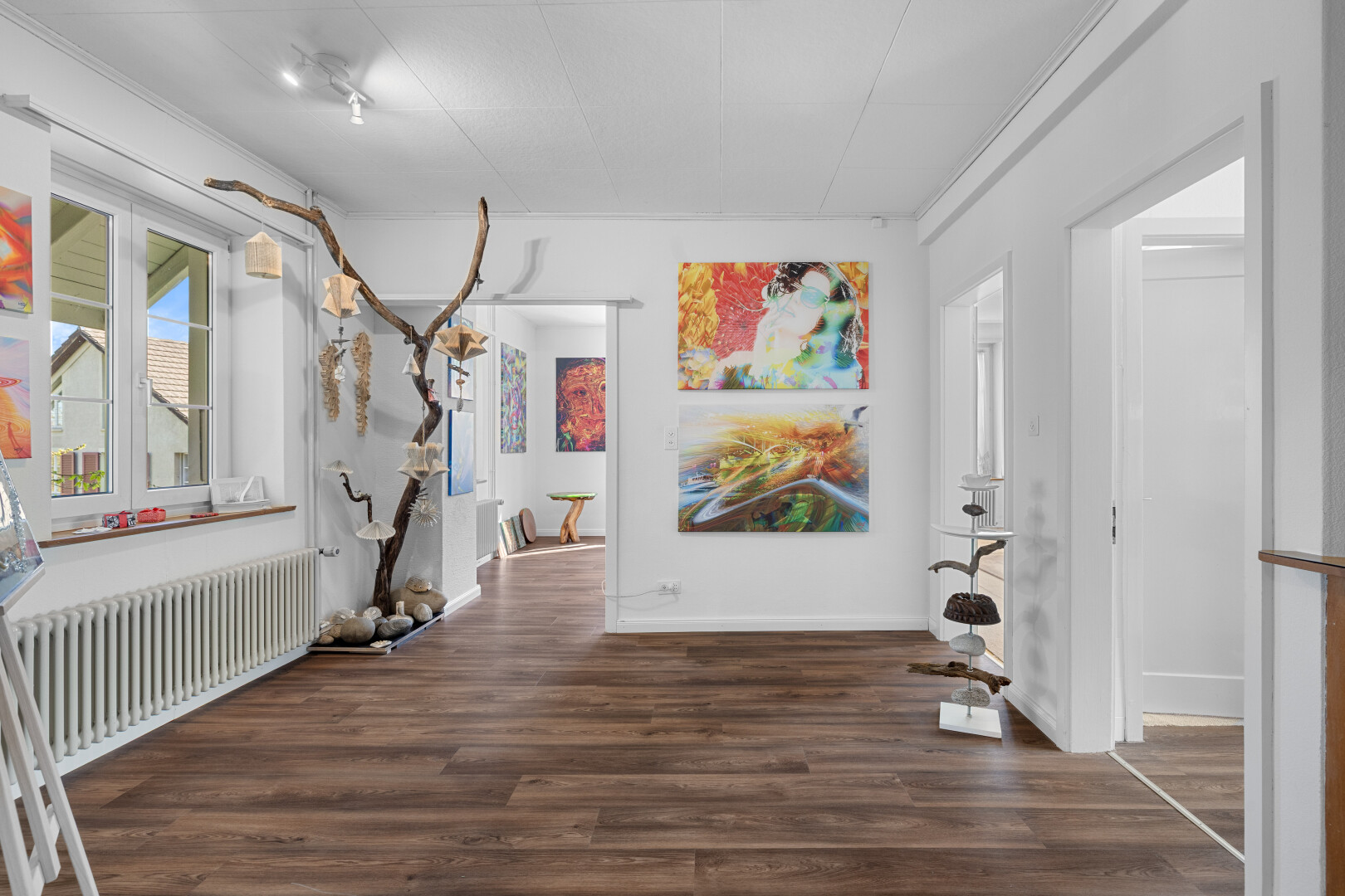 couloir avec cloison sèche, radiateur, et sol en finition bois