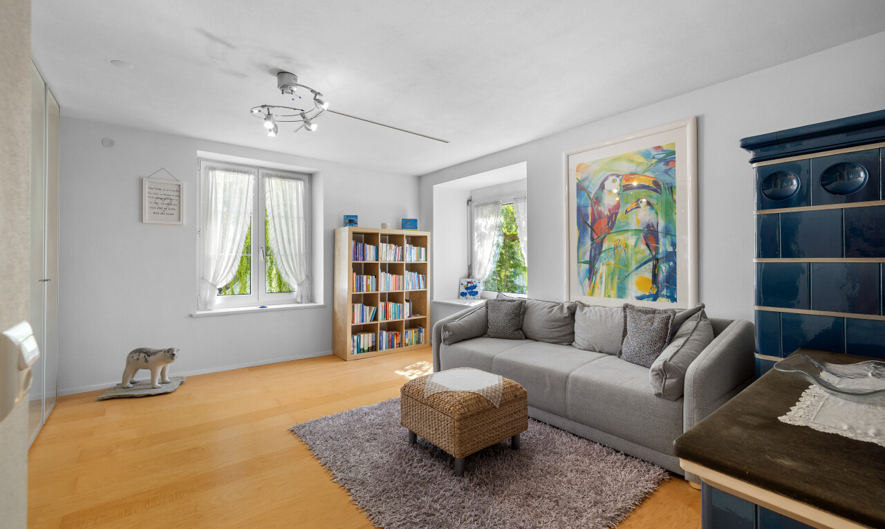 wohnzimmer mit gipskartonwand, natürliches licht, und holzfußboden