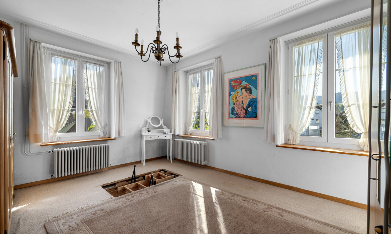 leerer raum mit bemerkenswerter kronleuchter, kühler, natürliches licht, und gipskartonwand