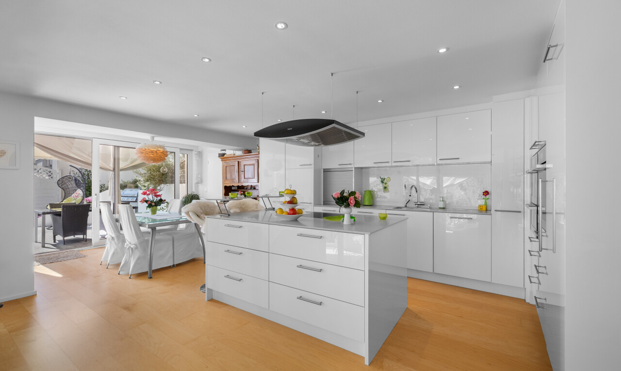 küche mit holzfußboden, weiße schränke, und schränke mit flachen paneelen