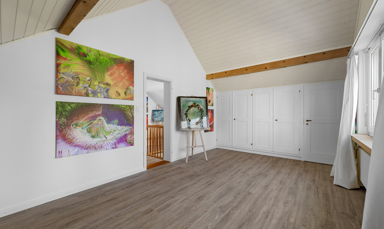 leerer raum mit holzfußboden, dachschräge, kathedralendecke, gipskartonwand, und balkendecke