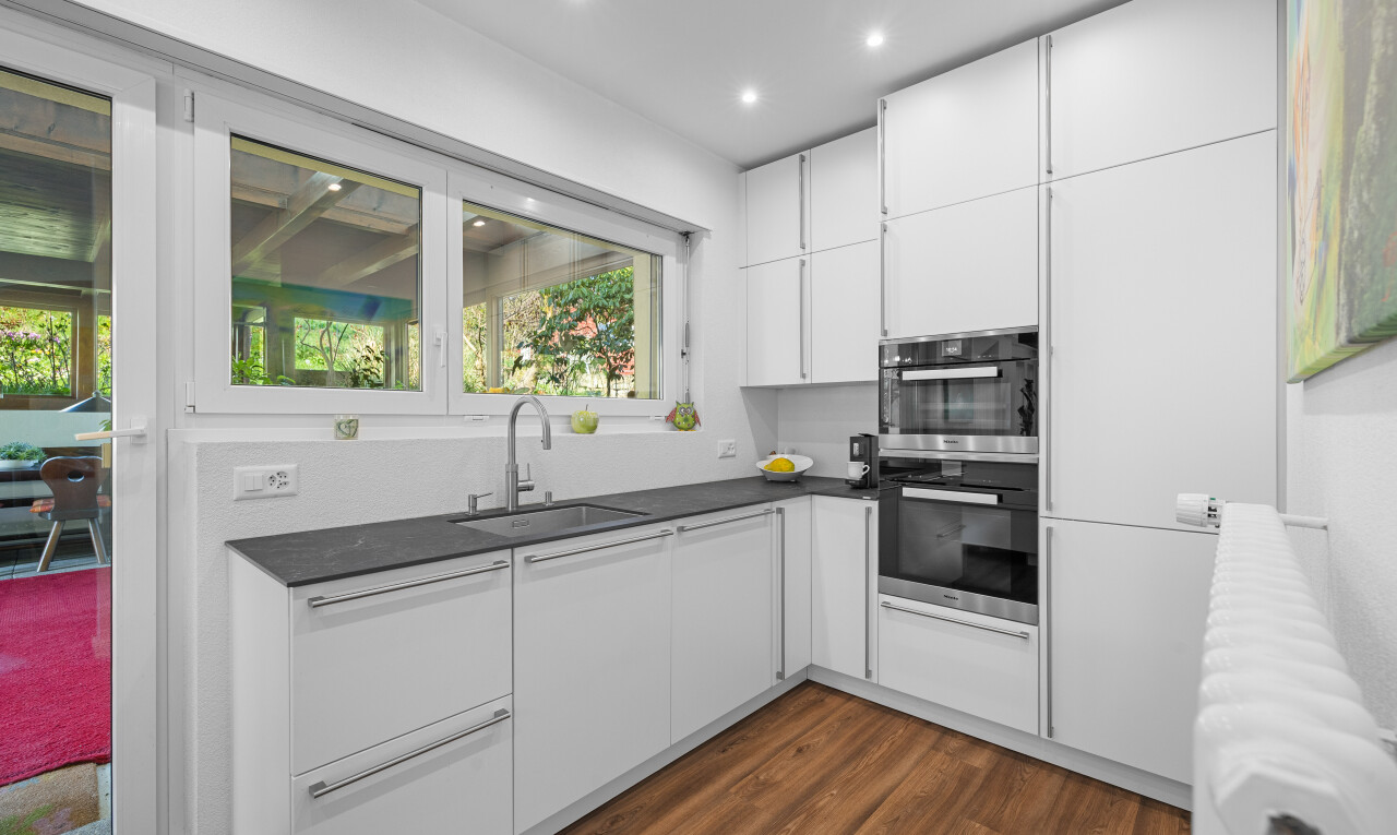 küche mit waschbecken, arbeitsplatten, doppel backofen, und kühler